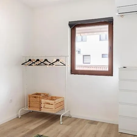 & Spacious Two Minutes From 公寓