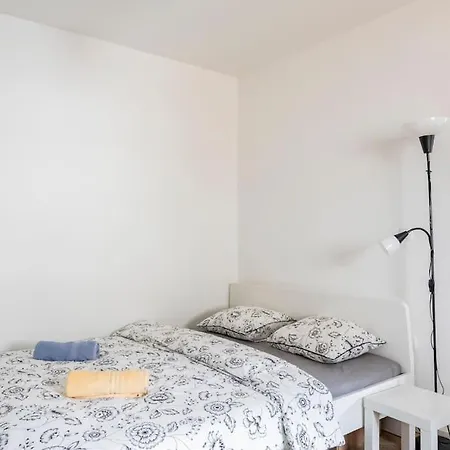 & Spacious Two Minutes From 公寓
